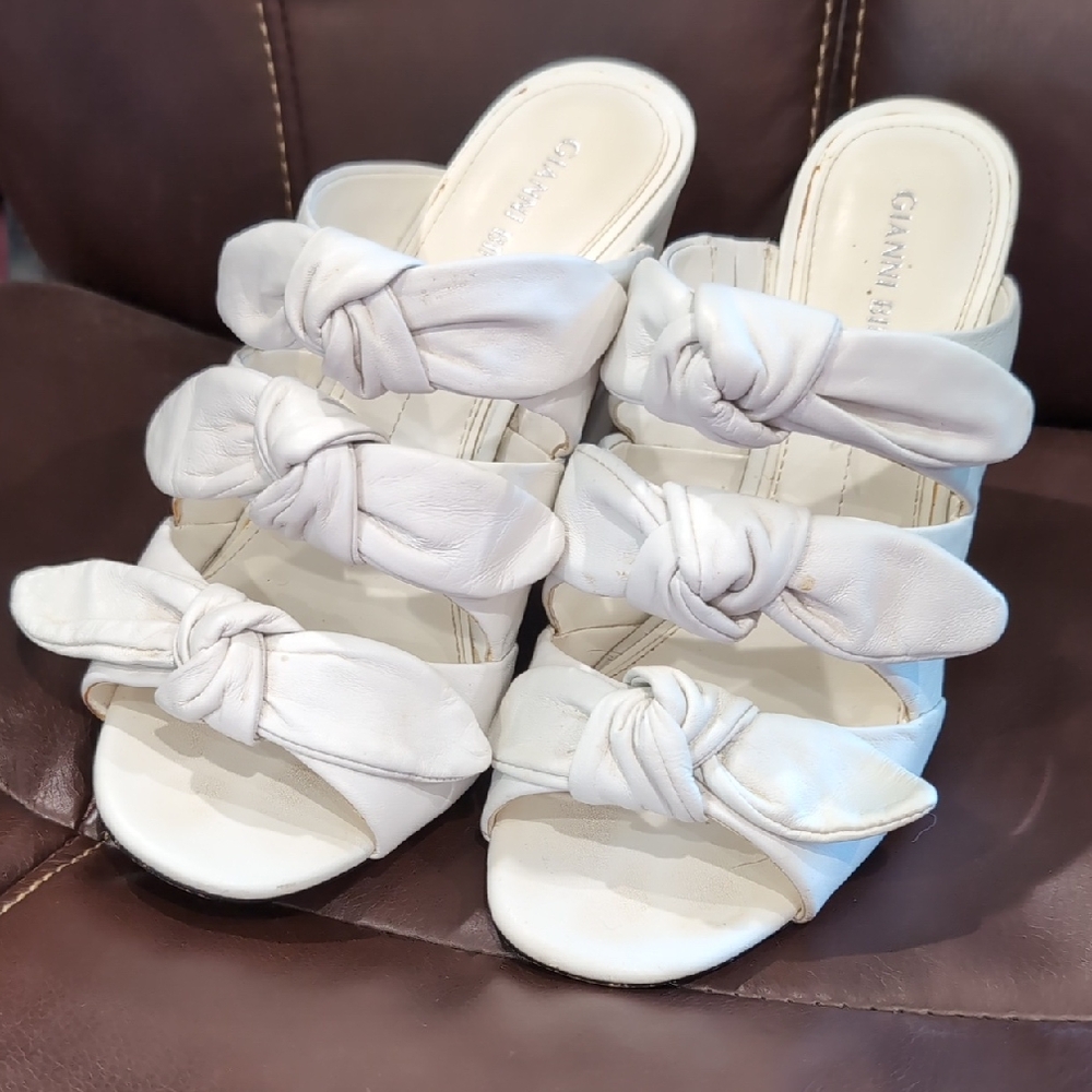 Gianvito Rossi Cream Knotted Sandals